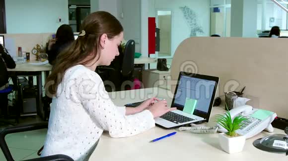 年轻的商业女性在电脑办公室工作视频的预览图