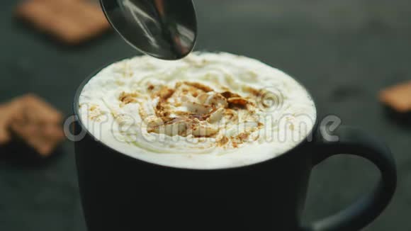 加奶油的咖啡杯视频的预览图
