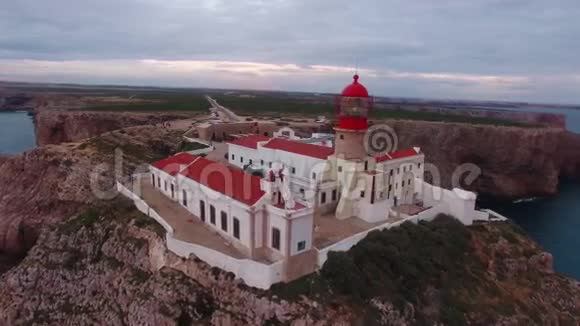 日落时在圣文森特角的鸟瞰灯塔和悬崖萨格斯阿尔加维葡萄牙视频的预览图