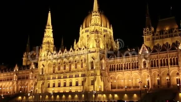 布达佩斯议会晚上在多瑙河上的一艘船上航行时光流逝视频的预览图