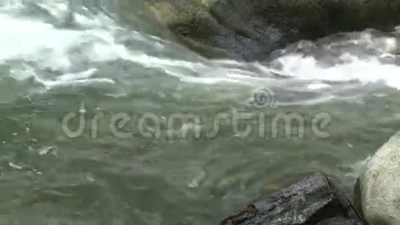 河水流过岩石视频的预览图