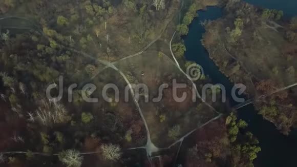 基辛诺夫回声公园湖上空的空中镜头视频的预览图