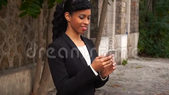 黑人女性在外面的智能手机上聊天视频的预览图