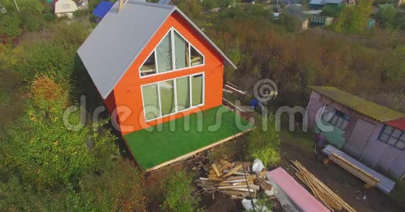 村庄里的橙色房子空中飞行视频的预览图