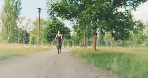女孩在乡下骑自行车视频的预览图