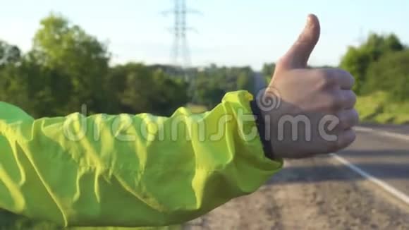 徒步旅行的年轻成年男子拇指指向州际公路视频的预览图