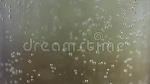 泡沫饮料或气泡漂浮在水中视频的预览图