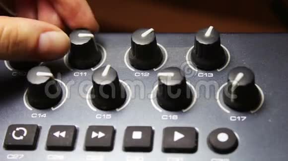 女性手调MIDI合成器键盘视频的预览图