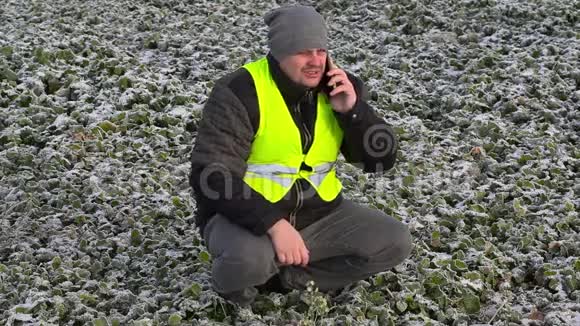 农民有智能手机在冷冻场视频的预览图