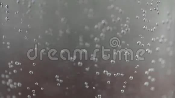 泡沫饮料或气泡漂浮在水中视频的预览图