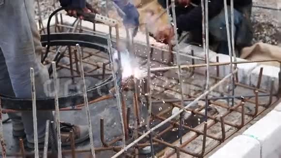 道路人孔结构焊接金属框架视频的预览图