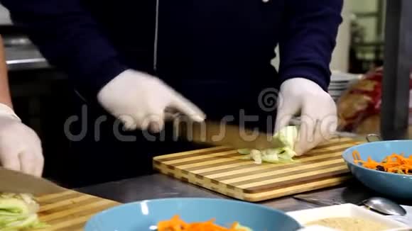 专业厨师烹饪在餐厅厨房工作和准备食物视频的预览图