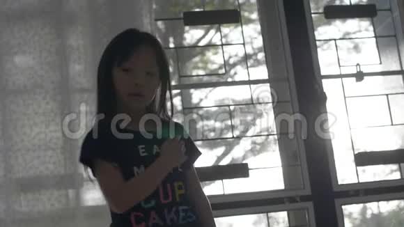 亚洲小女孩在家跳舞视频的预览图