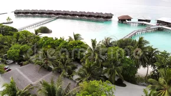 美丽的热带马尔代夫岛屿白色沙滩和海洋在阳光日为假日夏季假期视频的预览图