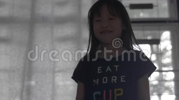 亚洲小女孩在家跳舞视频的预览图