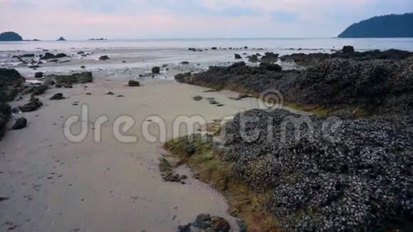 视频美丽的日落黄昏场景如果安达曼海泰国拉农岛海滩视频的预览图
