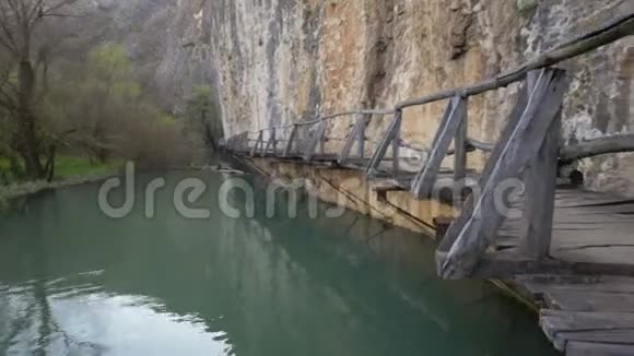 可怕而危险的木桥在河上视频的预览图