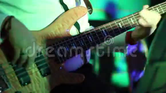 在迪斯科舞厅里演奏低音吉他的音乐家视频的预览图