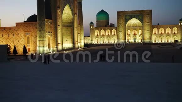 雷吉斯坦广场晚上撒马尔罕乌兹别克斯坦视频的预览图