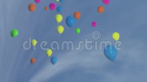 漂浮在蓝天上的彩色气球视频的预览图