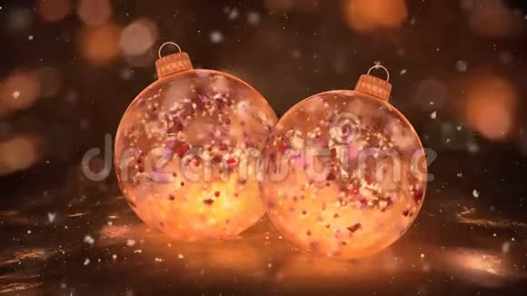 两个圣诞金冰玻璃包布雪彩花瓣背景环视频的预览图