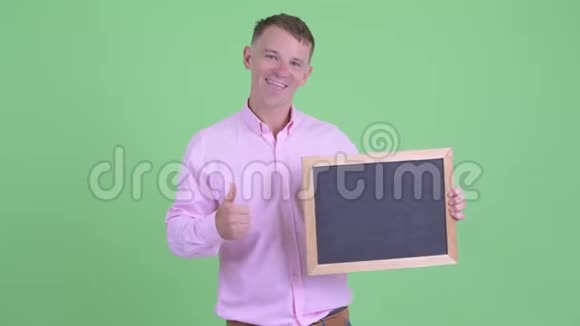 快乐商人举着黑板竖起大拇指的画像视频的预览图