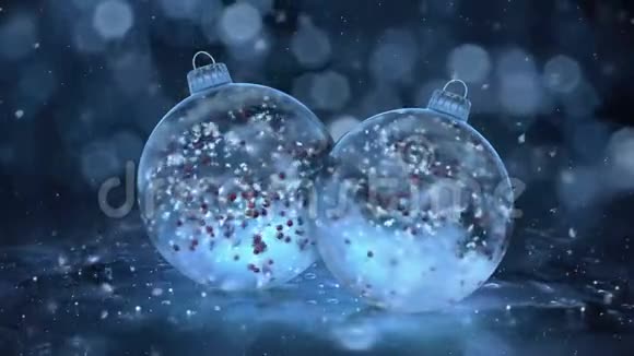 两个旋转圣诞蓝冰玻璃包雪红球背景循环视频的预览图
