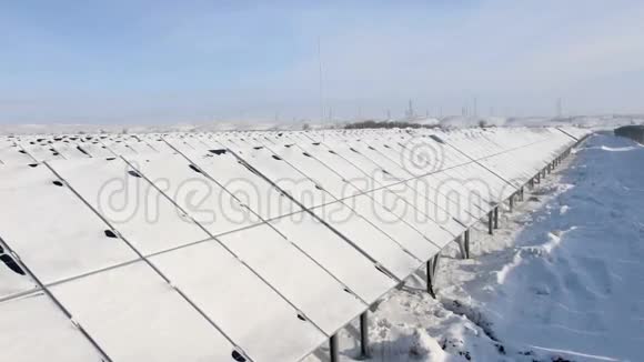 积雪覆盖的太阳能板盘左视频的预览图