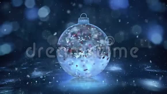 圣诞旋转蓝冰杯紫雪彩色花瓣背景环视频的预览图