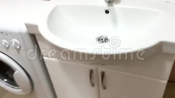浴室的水龙头视频的预览图