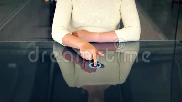 智能屏幕和虚拟地球投影的女人视频的预览图