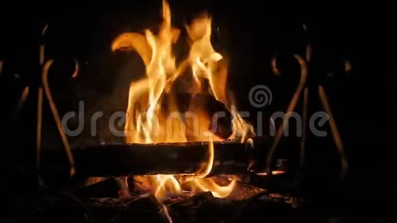 冬季夜间燃木壁炉视频的预览图