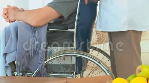 一个坐在轮椅上和护士说话的病人视频的预览图