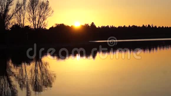 湖边日落傍晚美丽的日落视频的预览图