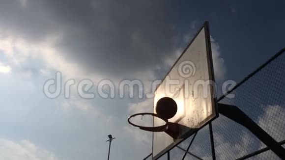 球落在城市街区的篮子里视频的预览图