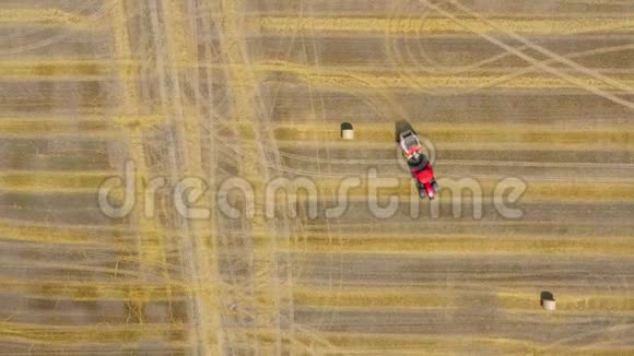 干草加工成圆捆的鸟瞰图红色拖拉机在田间工作视频的预览图