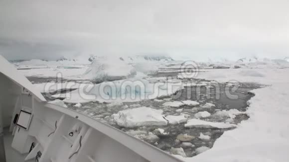 研究探险船在南极海洋的白雪冰冰山视频的预览图