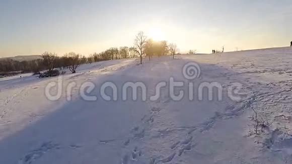 飞越白雪覆盖的冬季景观视频的预览图