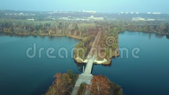 基希涅夫回声公园湖上空的空中镜头视频的预览图