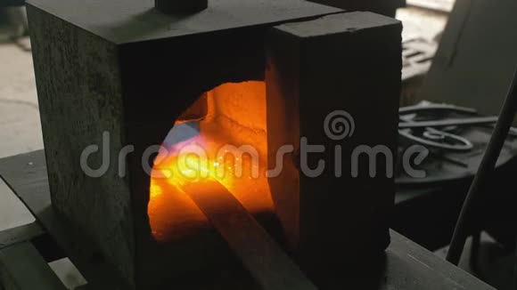 锻造车间史密斯手工制作加热金属用煤气炉钢铁用现代熔炉铁匠铺视频的预览图