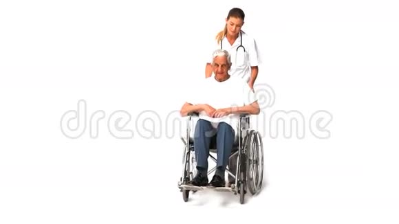带着轮椅的男病人的护士视频的预览图