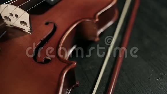 黑色背景的老式小提琴部分视频的预览图