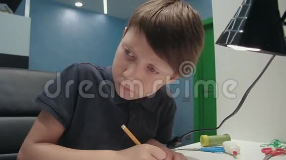 一个小男孩在用数码平板电脑拷贝照片视频的预览图