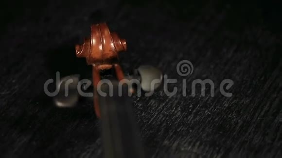 黑色背景的老式小提琴部分视频的预览图