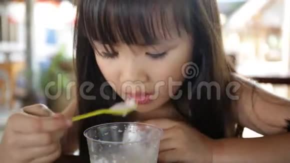快乐的亚洲孩子喜欢冰淇淋视频的预览图