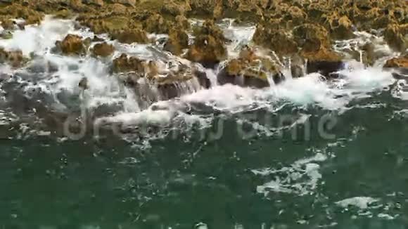 平静的波浪轻轻地洗涤岩石视频的预览图