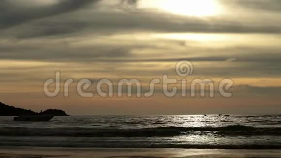 日落时的海景反射在潮湿的沙滩上海浪涌来视频的预览图