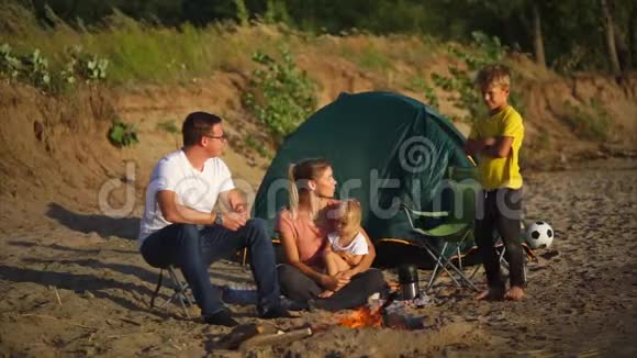 有孩子的家庭在野营假期视频的预览图