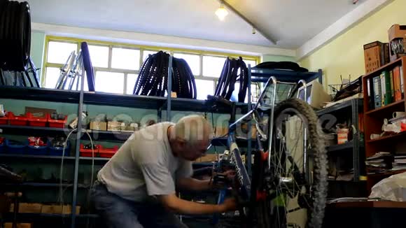 修理自行车的仆人视频的预览图