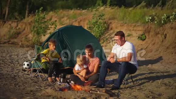 有孩子的家庭在野营假期视频的预览图